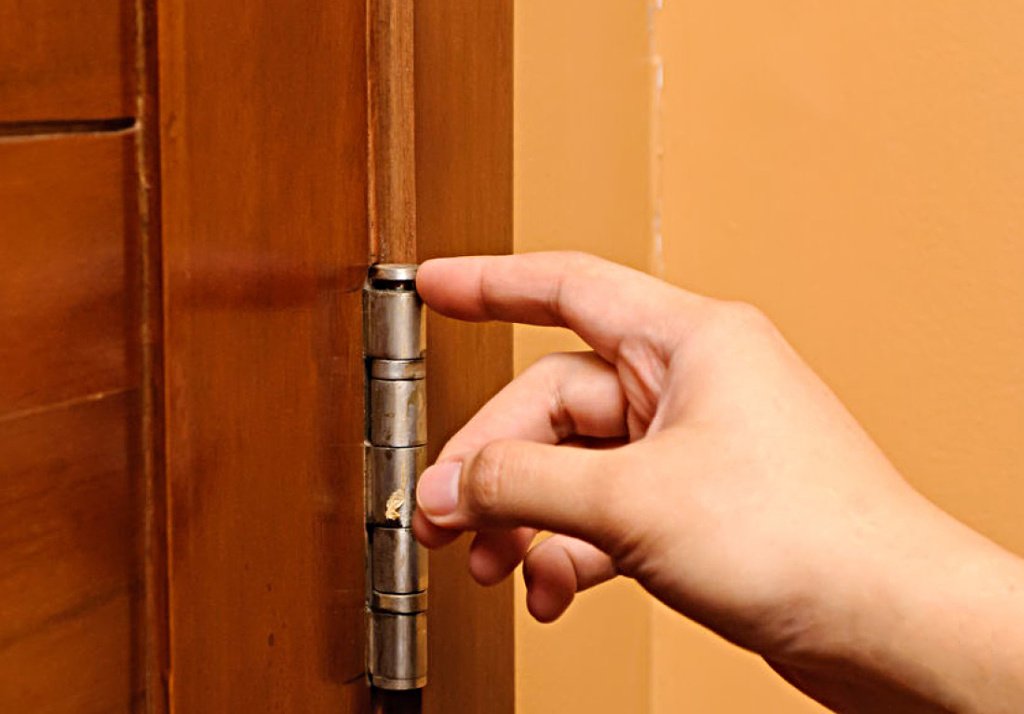 Как решить проблему просевшей двери